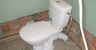 Установка приставного унитаза в Мариинске - монтаж и подключение, СантехДомМрн от 5172 рублей